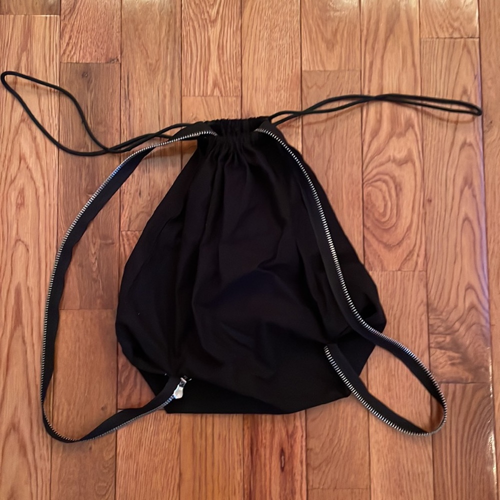 Drawstring Chanel bag (not authentic) - Picture 3 of 3